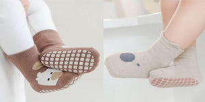 Chaussettes antidérapantes pour bébé et enfant avec semelle grip en silicone, coloris beige et marron, confort et sécurité à la maison