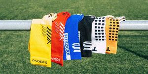 Chaussettes antidérapantes de sport multicolores alignées sur une barre